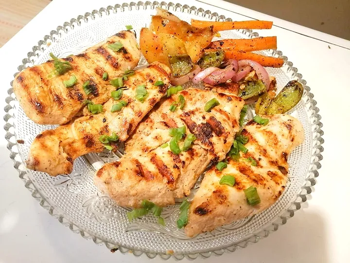 grilled chicken fillets with caramelized veggies and terragon sauce|nidajunaidさん