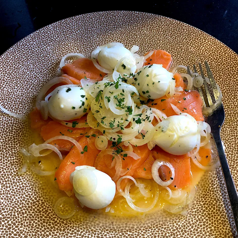 Snapdishの料理写真:ゆーこどんさんの料理 生サーモンと小粒モッツァレラの玉ねぎマリネ|Xingさん