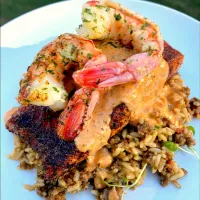 Snapdishの料理写真:Filete de salsa con especie Cajun, langostino y salsa criolla sobre arroz.|Armando Brownさん