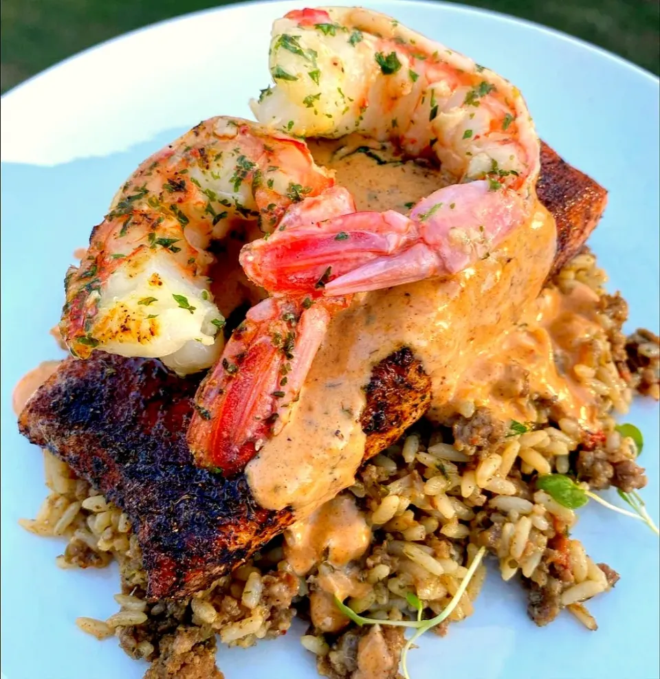 Filete de salsa con especie Cajun, langostino y salsa criolla sobre arroz.|Armando Brownさん