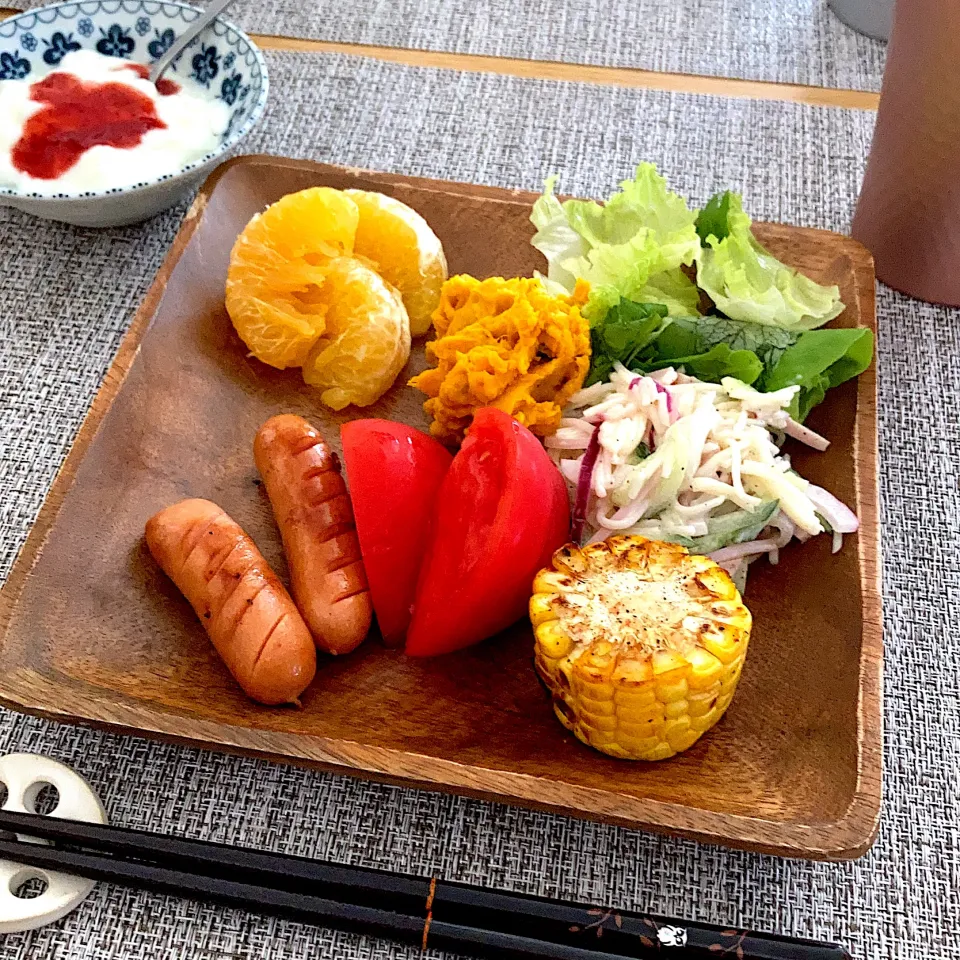 おかずオンリーで朝食|ツインうさぎさん