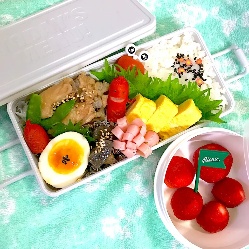 JK1弁当🍱〜手羽ポン煮・玉子焼き・煮玉子・ゴボウこんにゃく煮・ソーセー人・花ハム・イチゴ|華恋さん