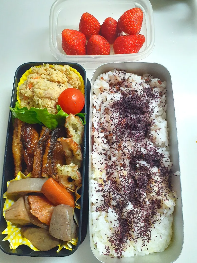 ☆中学生弁当☆ゆかりごはん、卯の花、鰯の蒲焼き、ミニトマト、筑前煮、竹輪磯揚げ、苺|ｼｮｺﾗさん