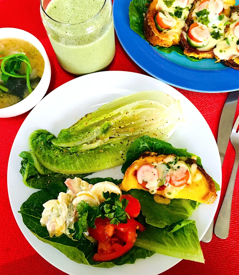 ハッピーモーニングセット😋ロメインレタスステーキ🥩ロメインレタスを器にエッグマカロニサラダ🥗フレンチトーストピザ🍕具沢山味噌汁、パワフルスムージー💪|HAMI69さん