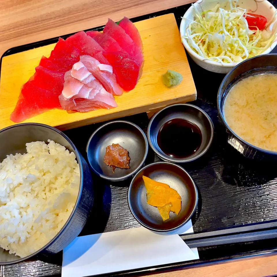 Snapdishの料理写真:天然まぐろ刺身定食|T. Wonderさん