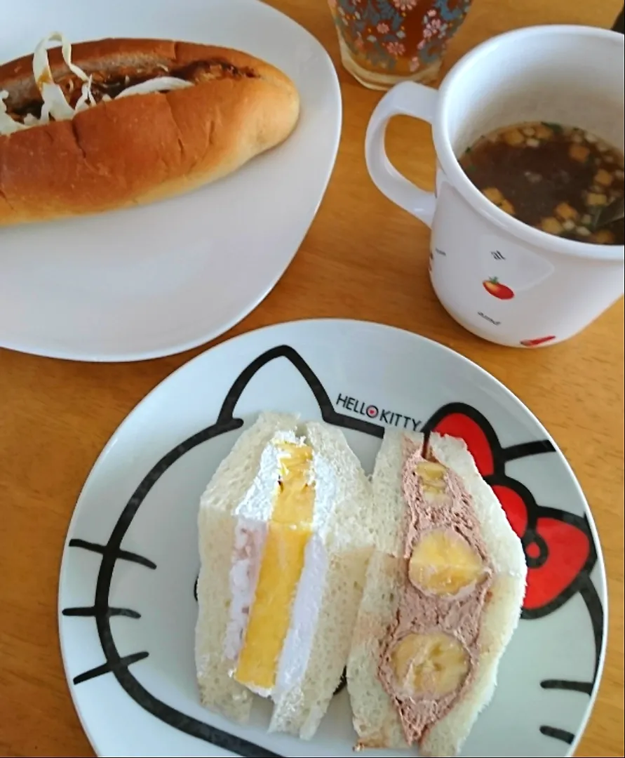 Snapdishの料理写真:お昼はサミットのパン|しまだ ちえこさん