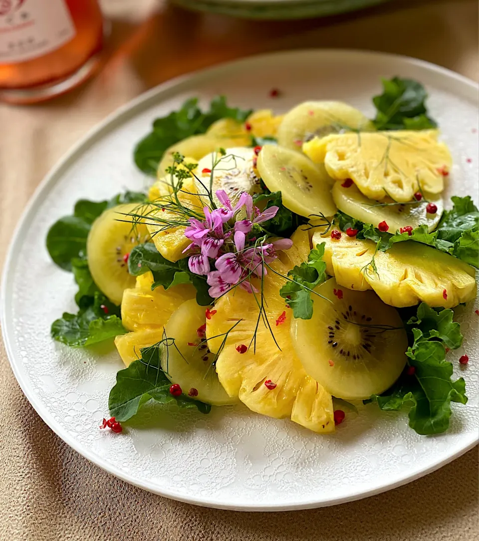 Snapdishの料理写真:🍅🍚💪元気の源、爽やかご飯 ②. 🥝🍍🥬台湾パイナップルとケールのフルーツサラダ|ゆきぽん@ゆきの家飲み料理さん