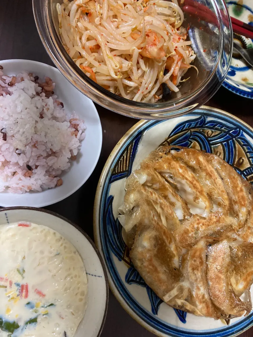 5月25日晩ご飯。冷凍餃子、もやしキムチ、レンチン茶碗蒸し、お味噌汁。|あやさん