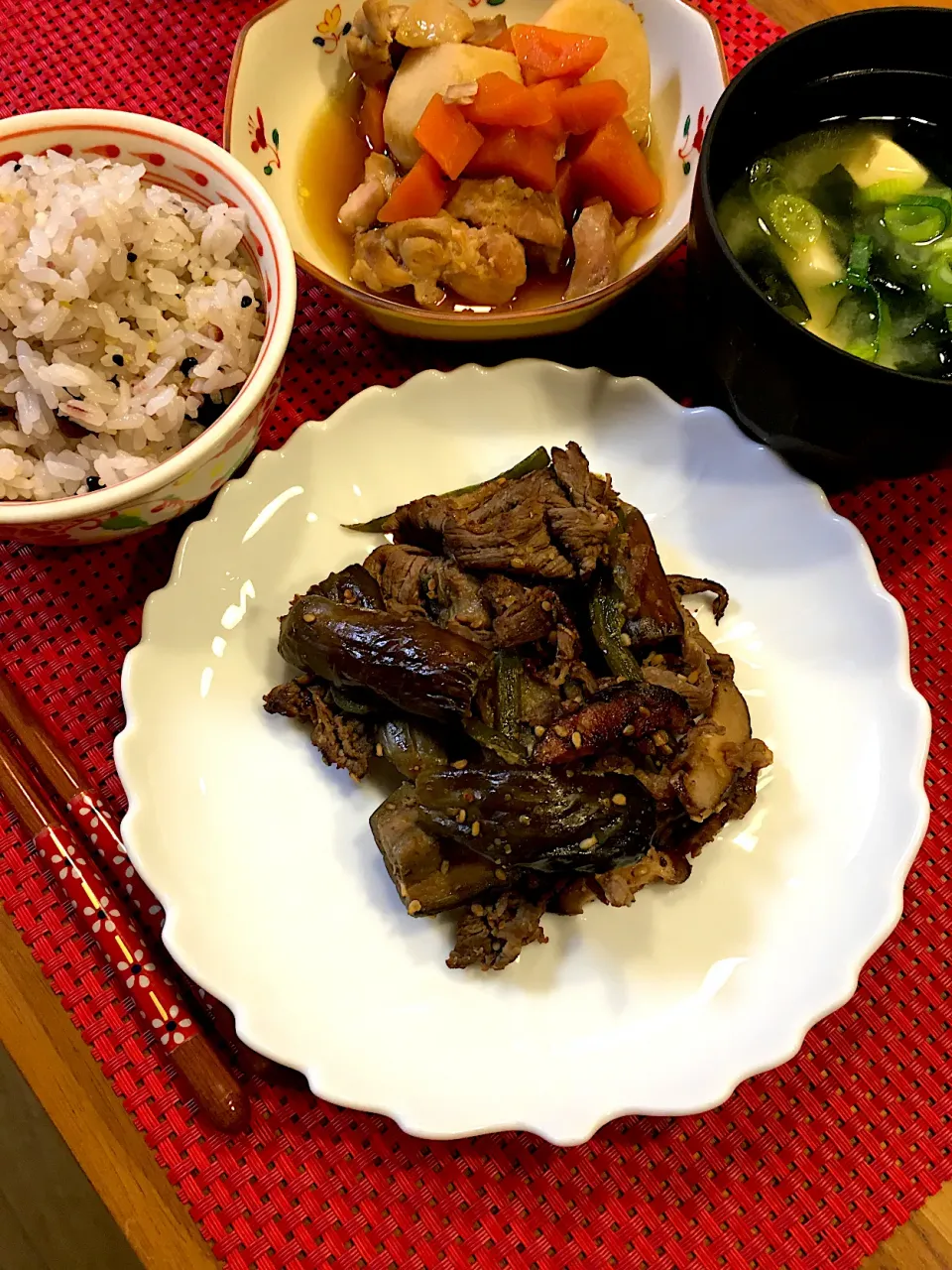 牛肉と野菜の胡麻ポン酢炒め、お豆腐とわかめのお味噌汁、里芋と鶏肉とにんじんの煮物|クリスティーヌさん