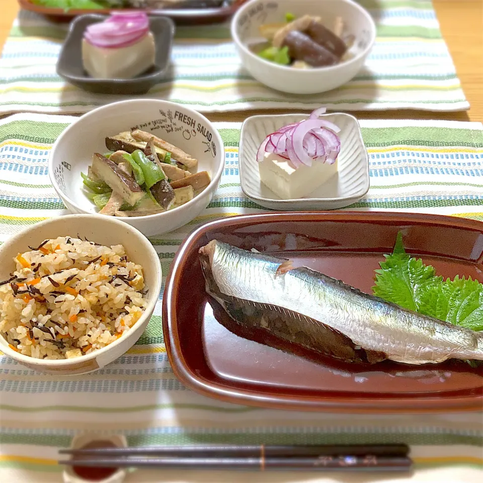 にしんの塩焼き、ナスと豚の味噌マヨ炒め、冷奴、ひじきご飯|ツインうさぎさん