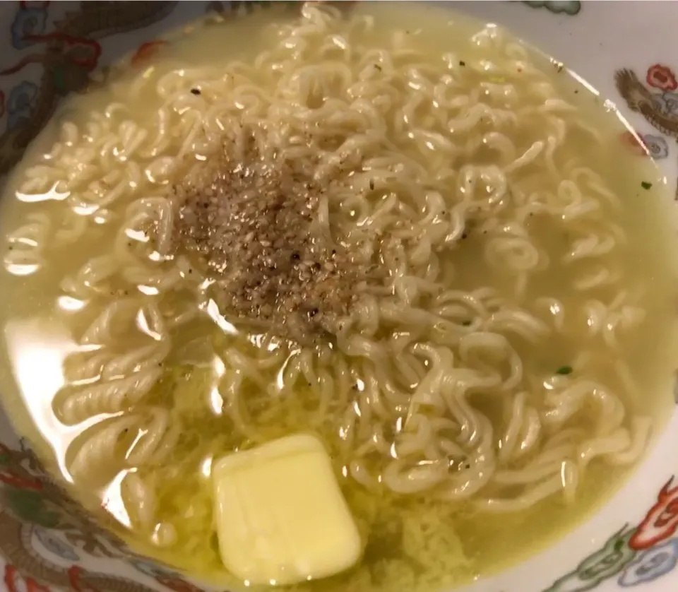 サッポロ一番塩ラーメン+バター|KOMAさん