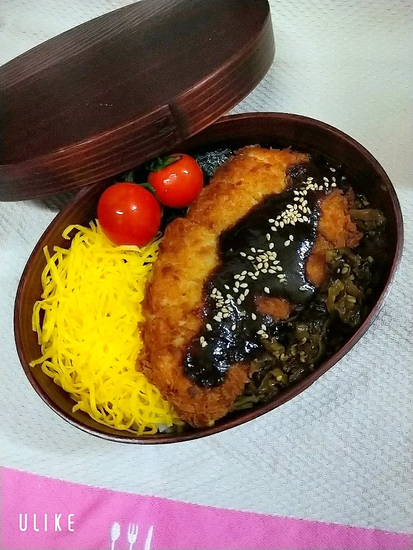 Snapdishの料理写真:チキンカツと高菜乗っけ盛り
下は海苔弁|cheryl_tasteさん