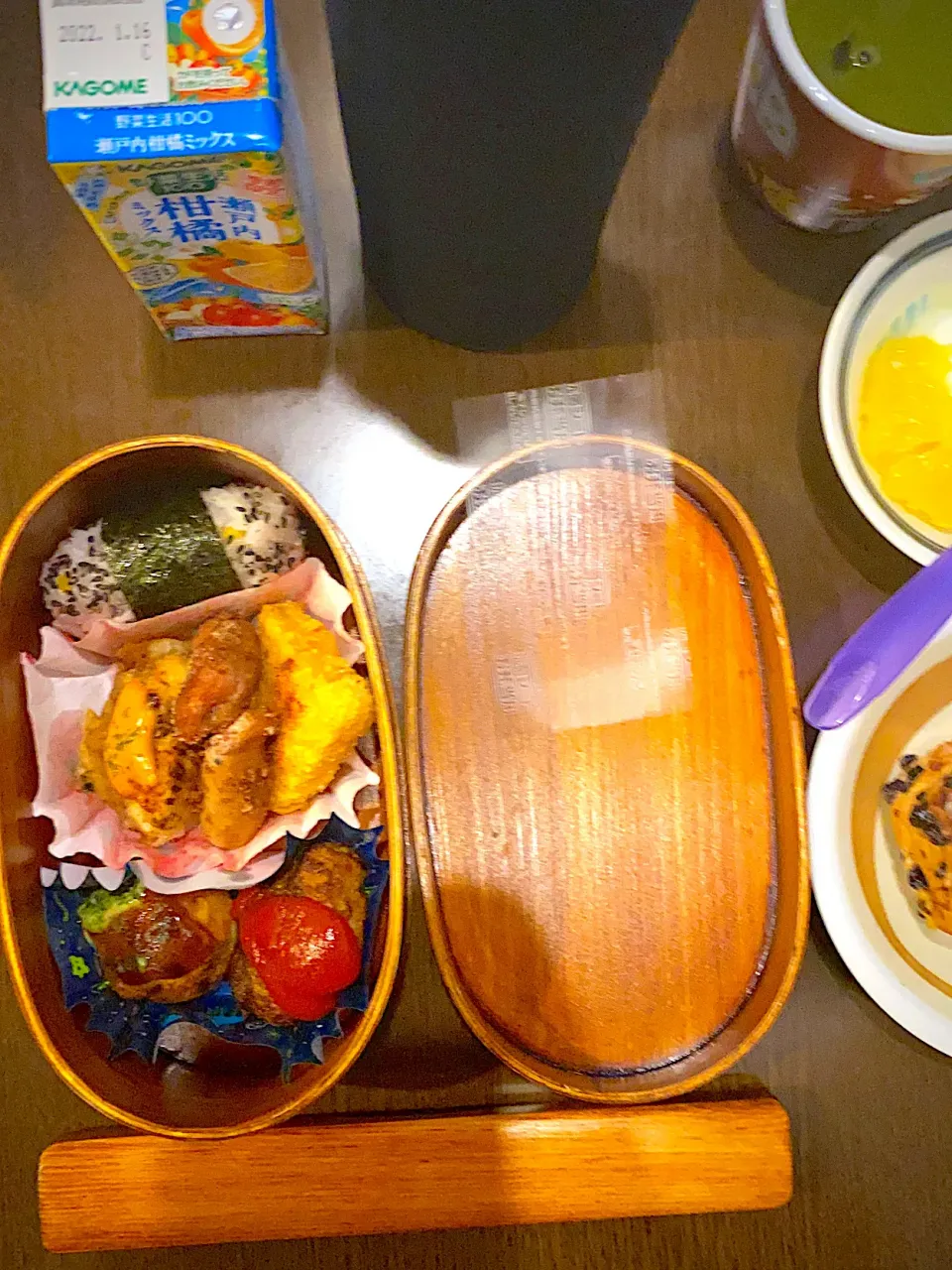 お弁当🍱　おむすび　十六穀ごはん　胡麻塩　焼き海苔　チーズポテト　チリガーリックシーズニング　粗挽きソーセージソテー　ベーコンビッツ　ハーブソルト　フライドチキン　オーロラ辛ソース　ハンバーグ　ケチャップ　たこ焼き　ソースマヨ青海苔　野菜ジュース　麦茶|ch＊K*∀o(^^*)♪さん