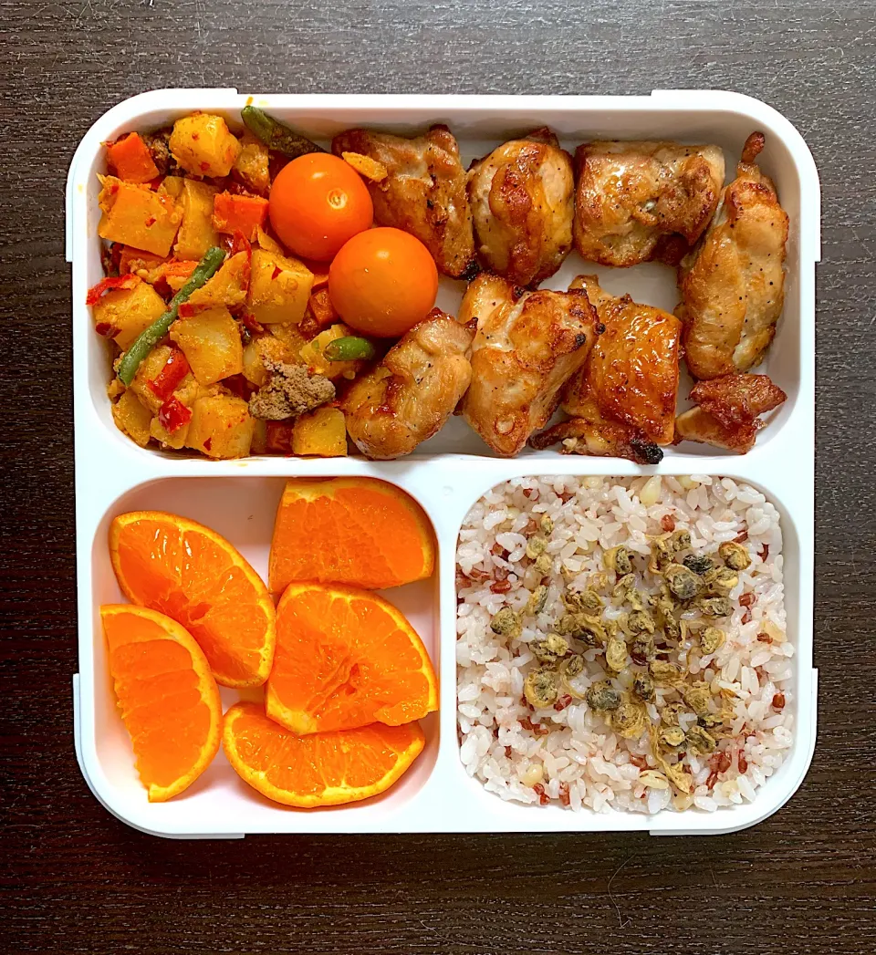 Snapdishの料理写真:Grilled chicken Bento|yeni kartikasariさん