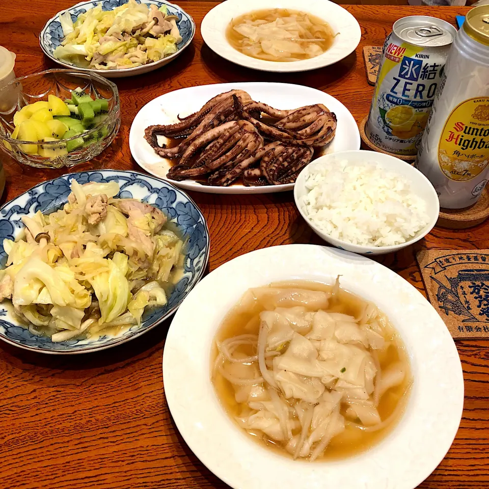 Snapdishの料理写真:鶏野菜炒め、イカ焼き、ワンタンスープ😋|すかラインさん