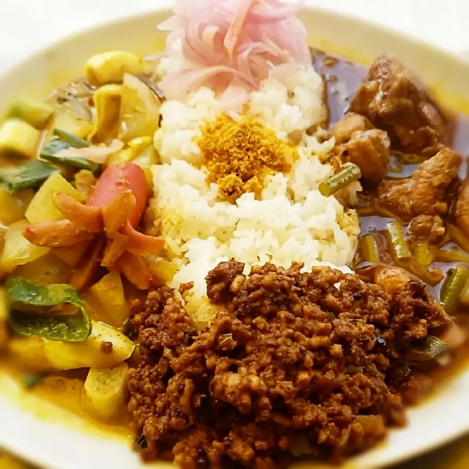 新玉・ネギのミックスダルーカレーとバターチキンカレーのあいがけカレーwithタコさんウインナー🐙|ふじわらたくやさん