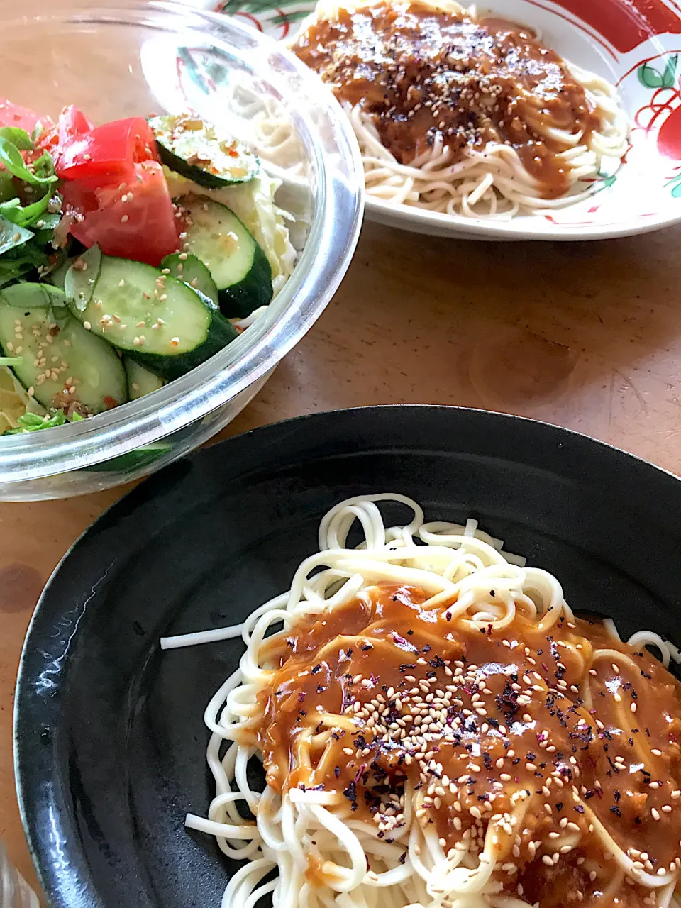 Snapdishの料理写真:肉味噌うどんとサラダ|JUNZ CAFEさん