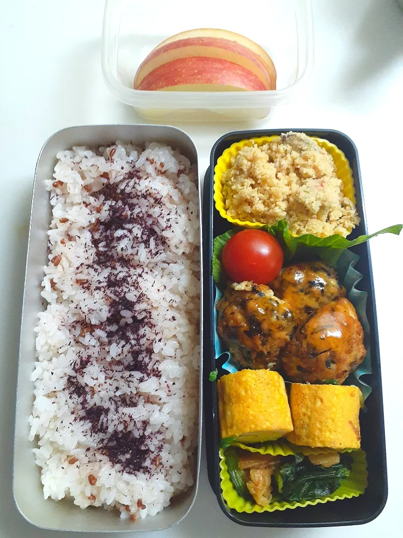 Snapdishの料理写真:☆中学生弁当☆ゆかりごはん、卯の花、シラス葱卵焼き、鶏挽き入りがんもどき、ミニトマト、小松菜お浸し、りんご|ｼｮｺﾗさん