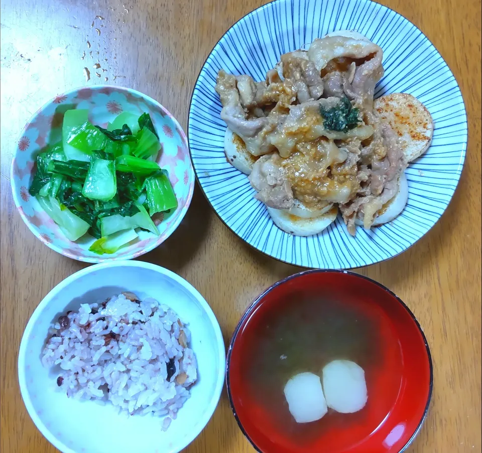 Snapdishの料理写真:５月１３日　豚肉と長いもの甘味噌炒め　チンゲン菜の中華風おひたし　とろろ昆布。お麩のお吸い物|いもこ。さん