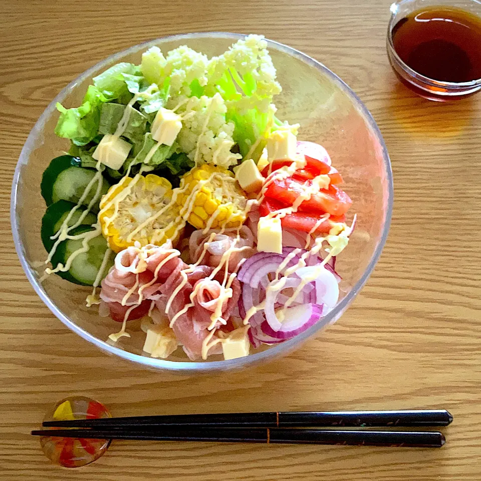 サラダうどんでランチ|ツインうさぎさん