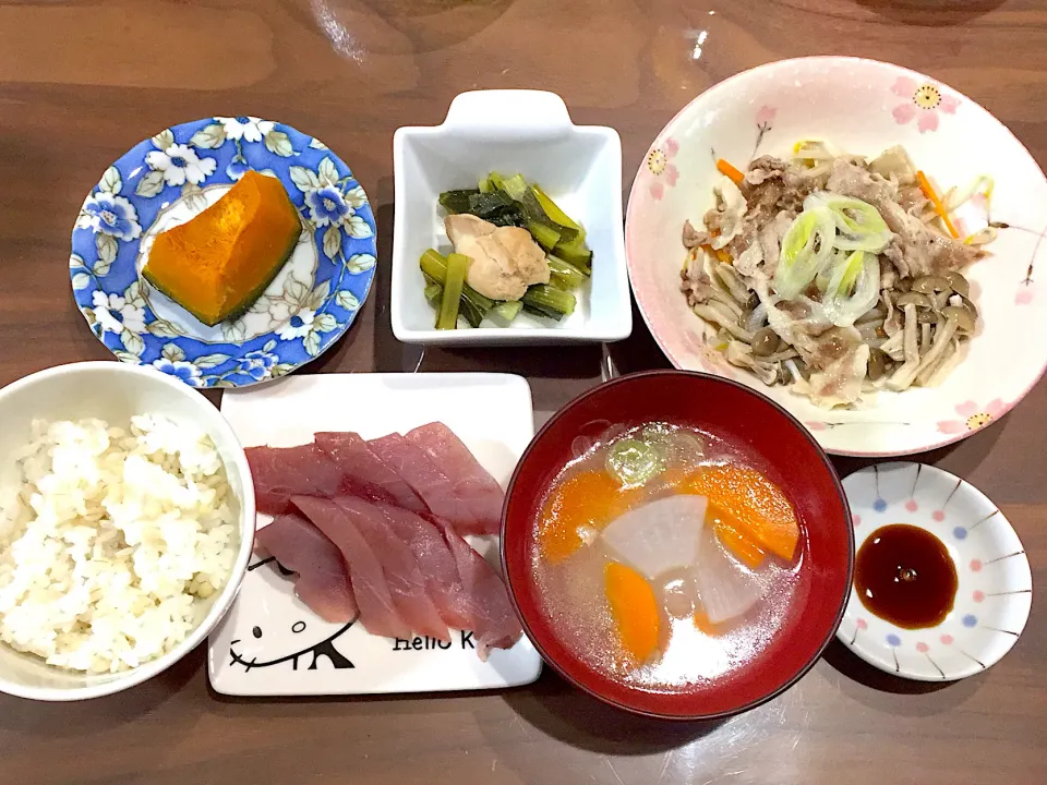 Snapdishの料理写真:ふくらぎの刺身 大根と人参の中華スープ きのこともやし豚肉のレンジ蒸し 小松菜と鶏肉の煮びたし かぼちゃの煮物|おさむん17さん