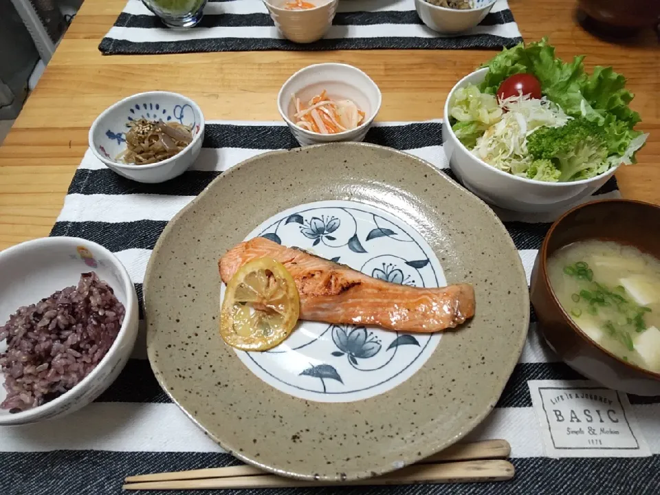 今夜は　鮭のレモン醤油焼き|ペコちゃんさん