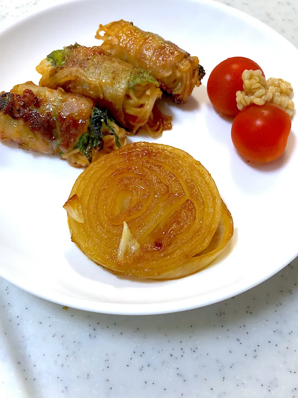 大葉とそうめんの豚バラ巻き＆玉ねぎステーキ、ミニトマトのもろ味噌和え|ままごんさん