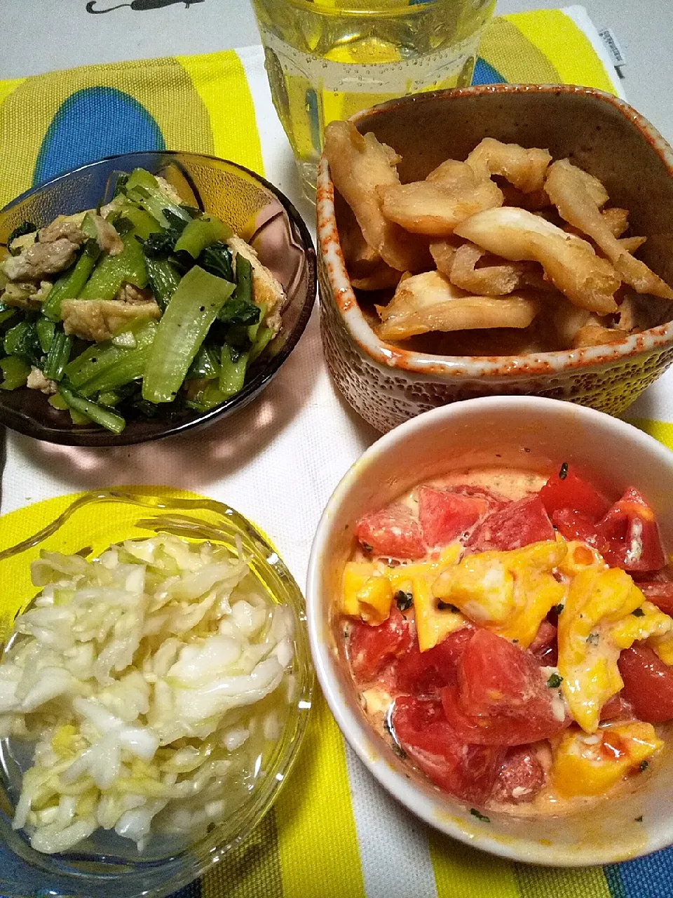 今日の晩御飯
※トマトと玉子のサラダ
※酢キャベツ
※小松菜と豚と油揚げのニラ醤油炒め
※焼酎ハイボール
※むね肉ジャーキー|れあMIXさん