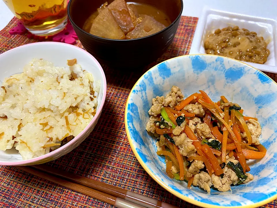 Snapdishの料理写真:小松菜とにんじんと鶏そぼろの炒め煮|ゆうさん