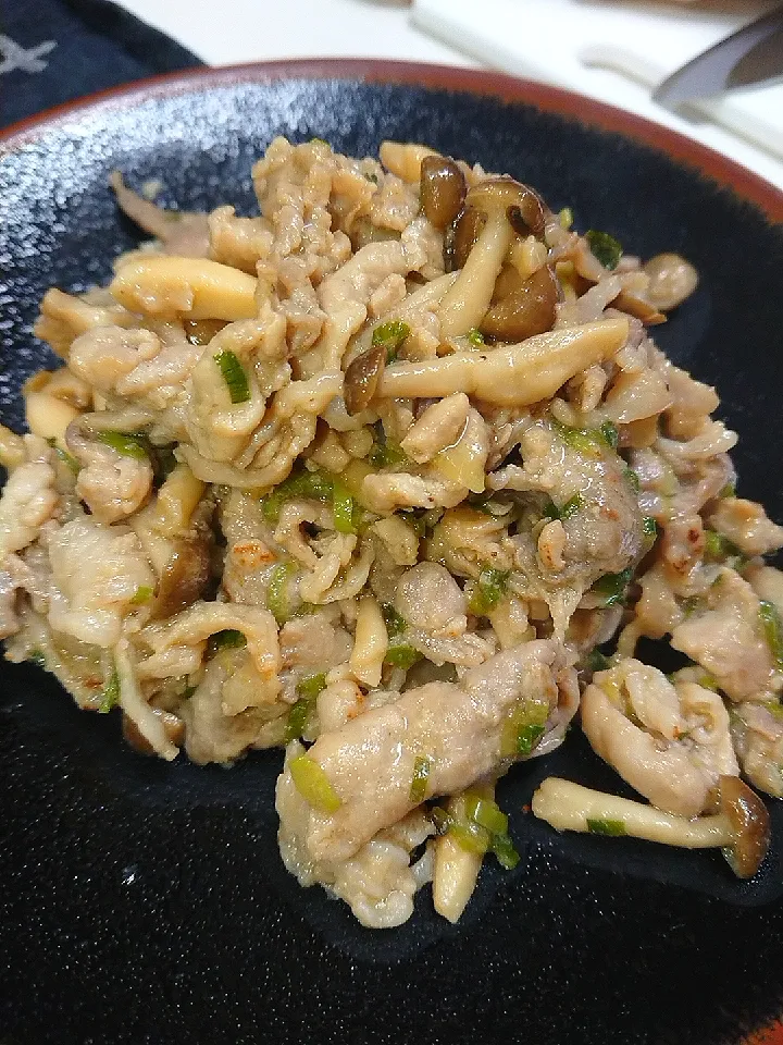 豚肉ときのこの塩だれ炒め|食事メモメモさん