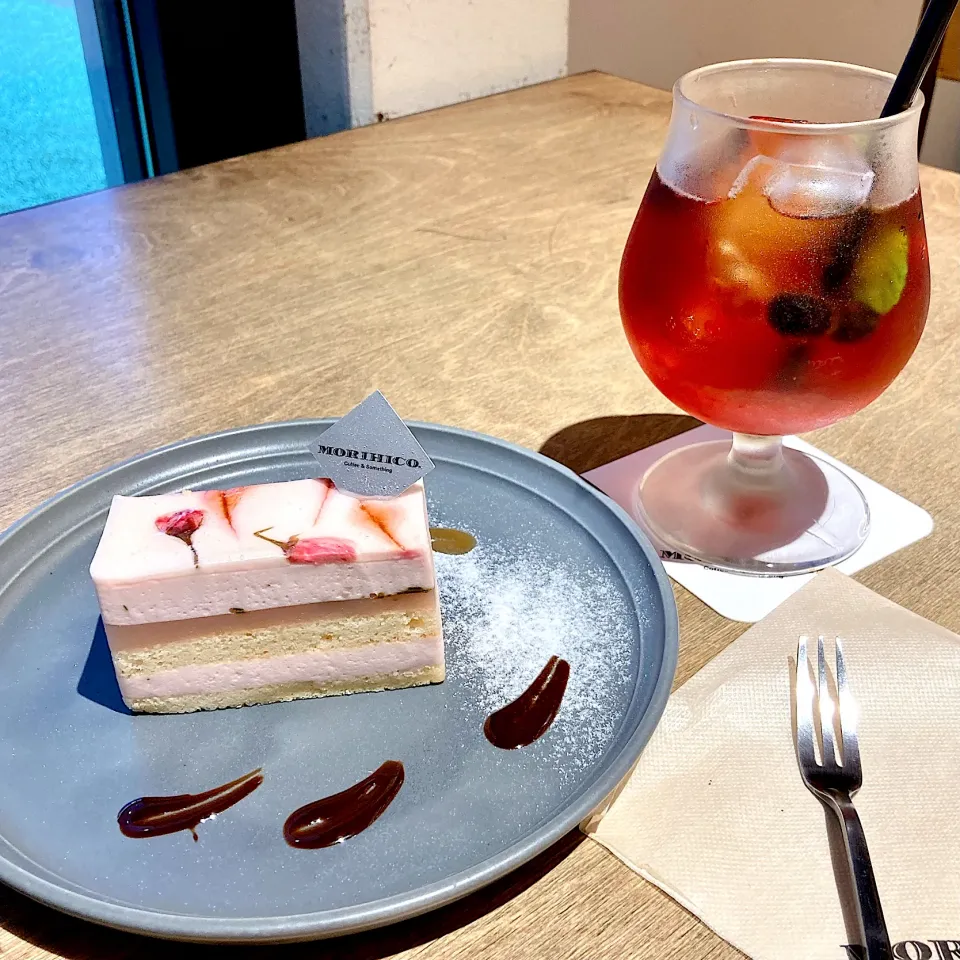 カフェ巡り☕️札幌MORIHICOの八重桜のケーキと苺アイスティー🍓|Happy suzumeさん