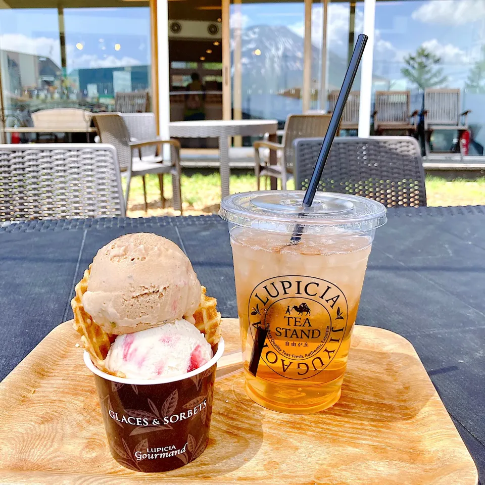 カフェ巡り☕️ニセコのルピシアの紅茶葉のジェラート🍑白桃とジャンナッツ🍦|Happy suzumeさん