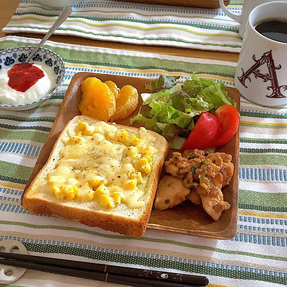 マヨコーントーストで朝食|ツインうさぎさん