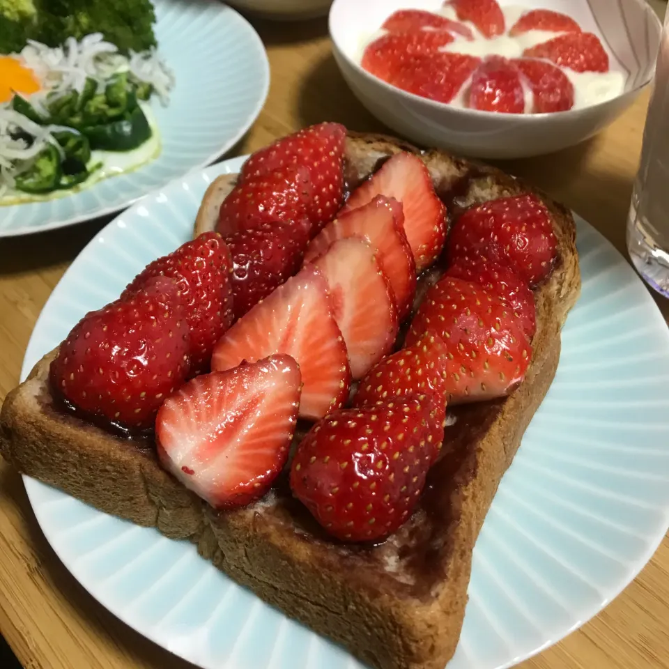 Snapdishの料理写真:いちご餡トースト|ゆうこりんさん