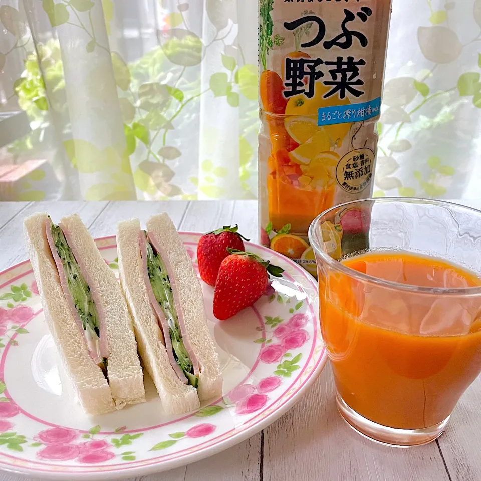 Snapdishの料理写真:ハムとキュウリのサンドイッチ🥪|Ｌilicaさん