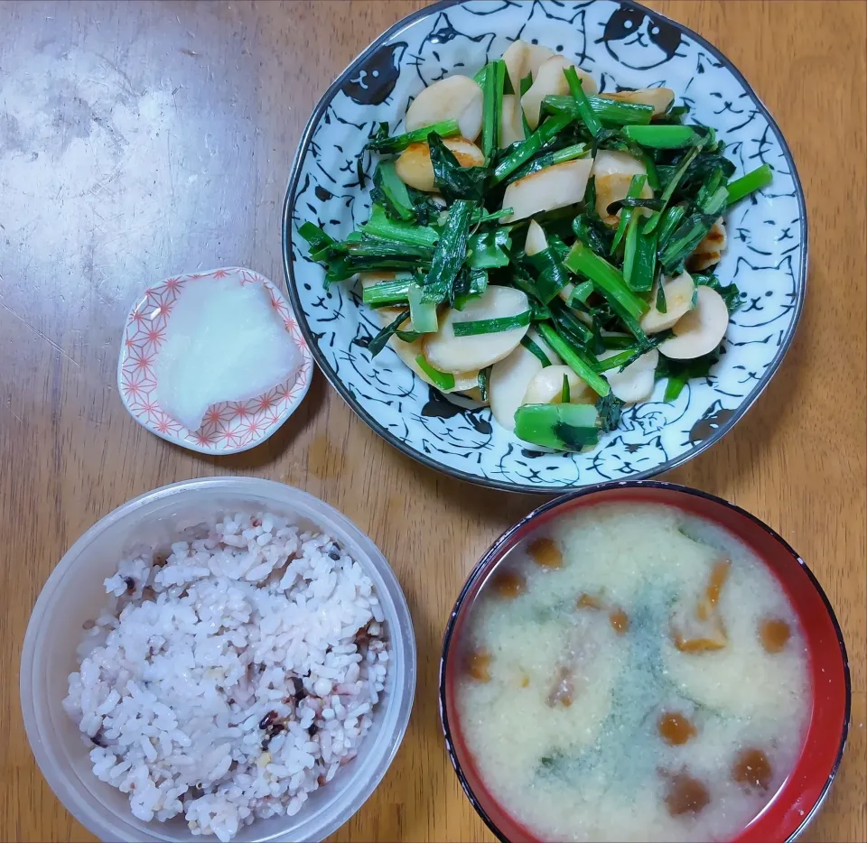 Snapdishの料理写真:５月１４日　お魚ソーセージと青菜の炒め　べったら漬け　なめことわかめのお味噌汁|いもこ。さん