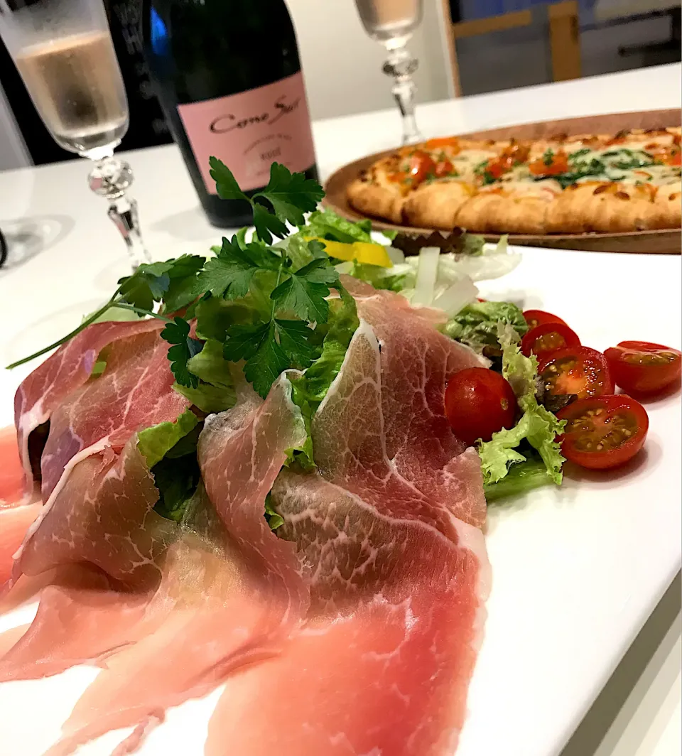 生ハムのサラダ🥗＆pizzaで➰🥂|ナムナムさん