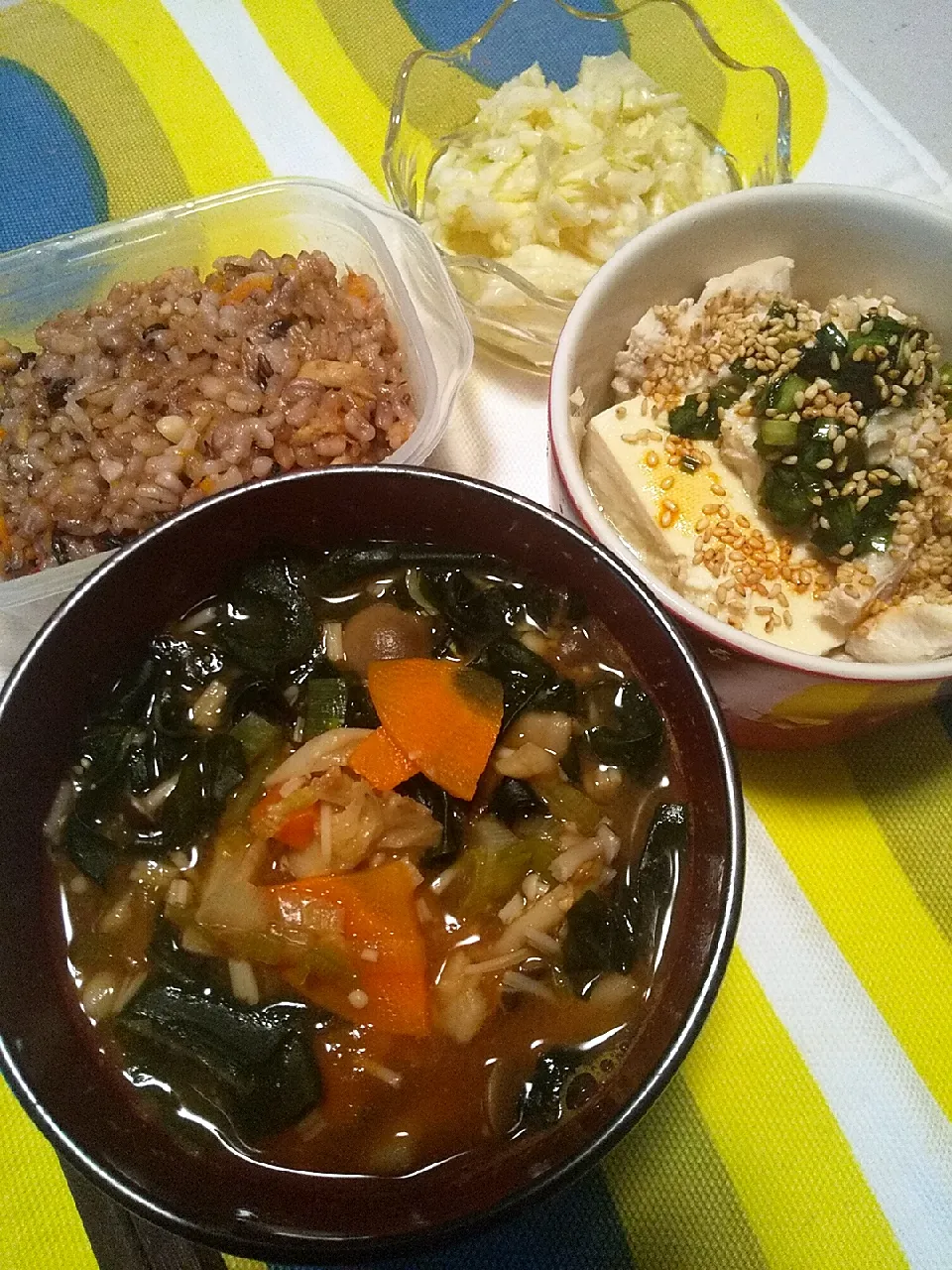 今日のお昼ごはん
※トマトとツナと塩昆布の炊き込みご飯
※人参、きのこ、わかめ、ネギのお味噌汁
※レンチン鶏むね肉豆腐ニラ醤油かけ
※酢キャベツ|れあMIXさん