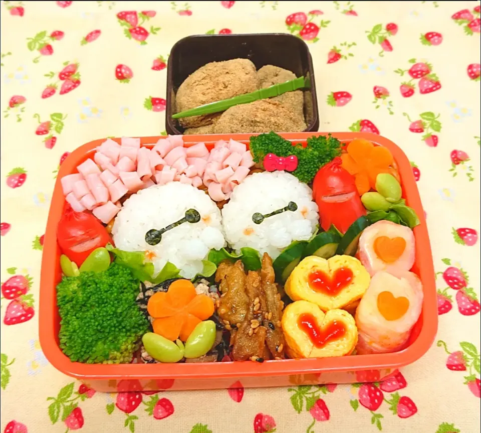 焼そばの上にベイマックス弁当❤️(焼そば見えてないけど下にあります☆)|みちゅあしさん