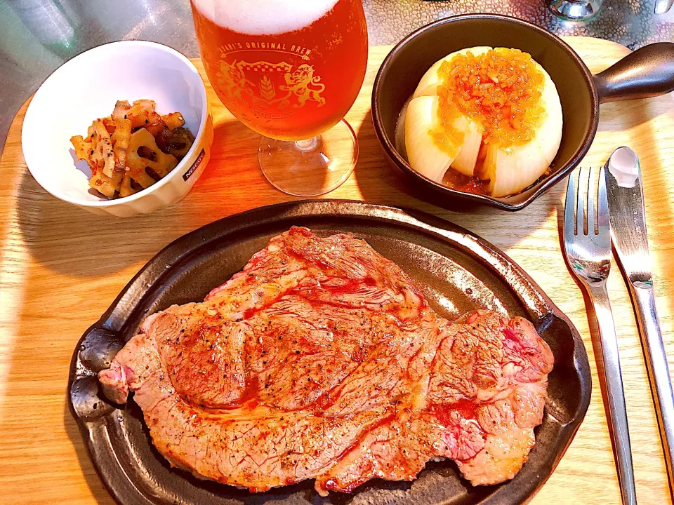 夕飯はお安い牛肉ですがステーキ🥩作り置きの変わり蓮根キンピラ、レンチン玉葱🧅🍺|海斗さん