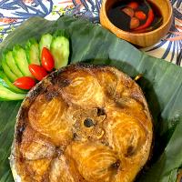 Grilled tuna tail in banana leaves