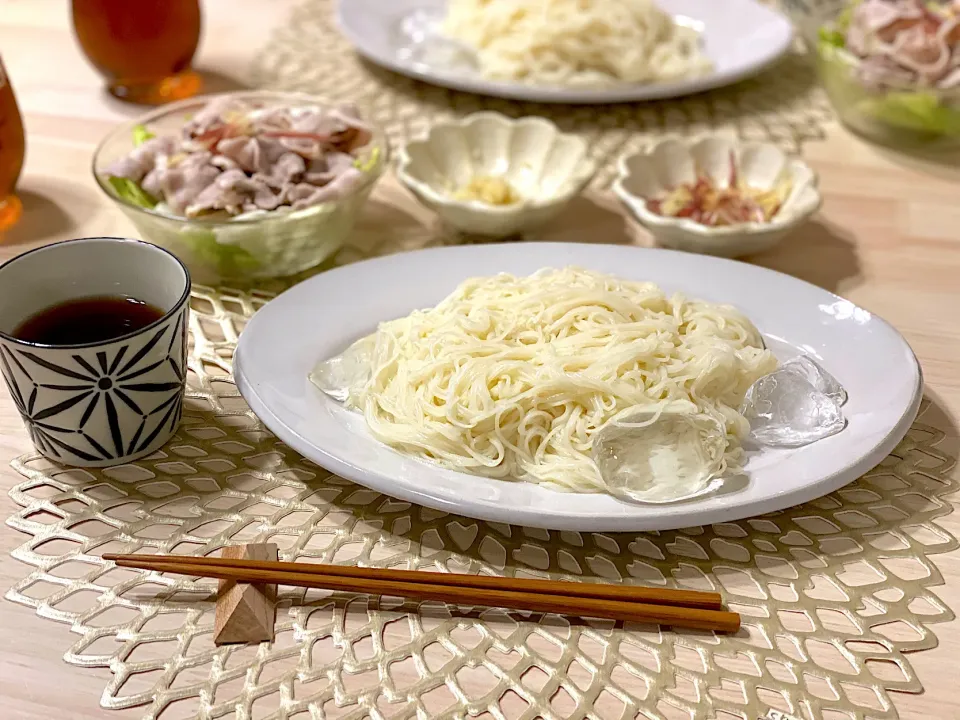 Snapdishの料理写真:素麺と豚しゃぶサラダ|ひろさんとゆりさんさん