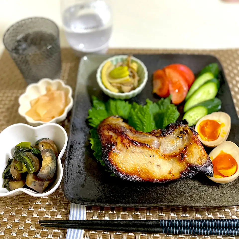 5/27晩ご飯：鰤カマの味噌漬け焼き|ななみんさん