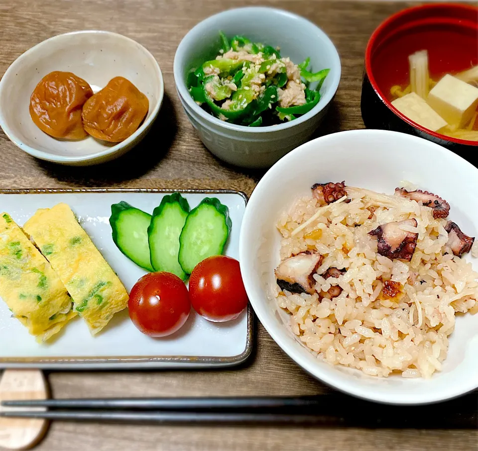 たこ飯、豆腐とえのきのお吸い物、無限ピーマン、ちりめんじゃこの卵焼き、紀州の梅干し|なつきさん