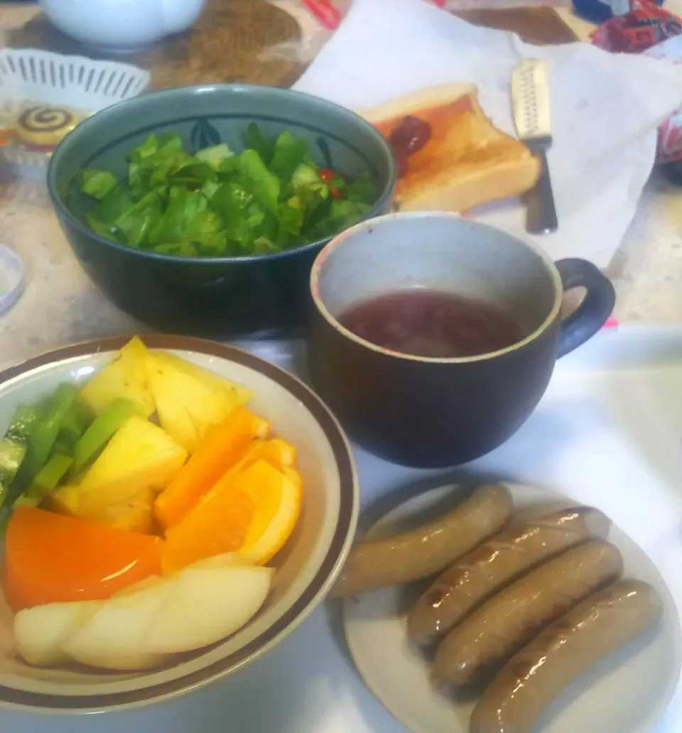 Snapdishの料理写真:5／23（日）遅い朝食。
トーストに自家製イチゴジャム。
紅茶。サラダ。ソーセージ。
フルーツ盛り合わせ。|へいちゃんさん