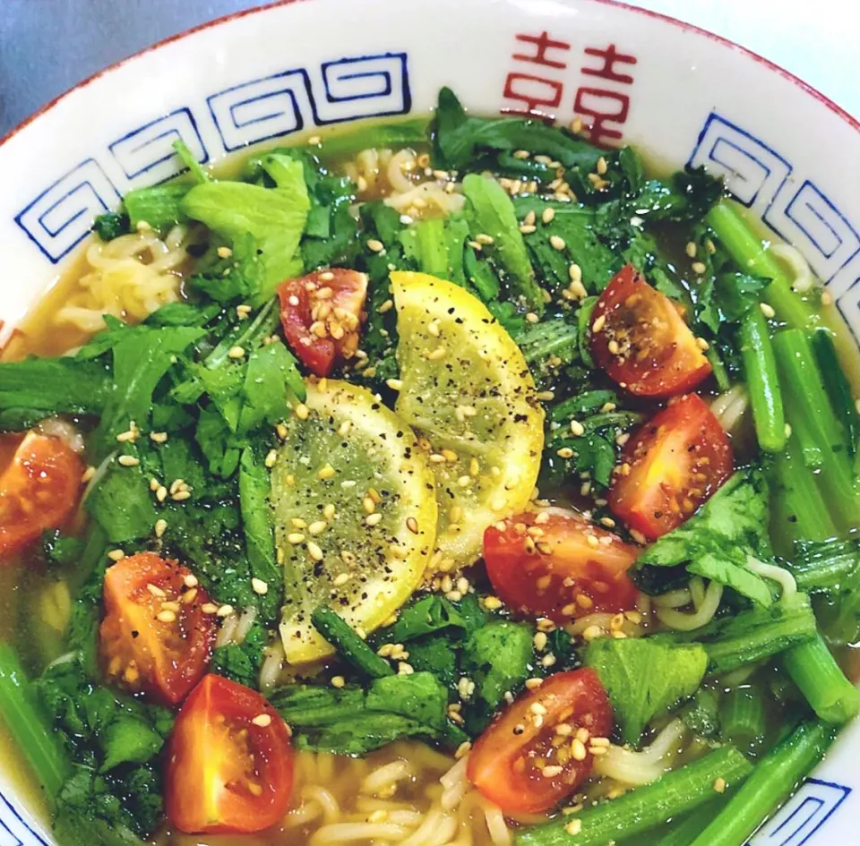 Snapdishの料理写真:インスタントラーメンde春菊たっぷりレモンしょうゆラーメン🍜|MAPITEEさん