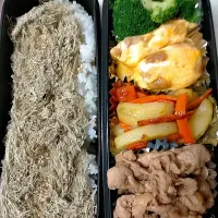 Snapdishの料理写真:豚しょうが焼き弁当
★じゃがいも・人参カレー粉炒め
★蒸し大豆・チーズ入り卵焼き|芽亜里さん