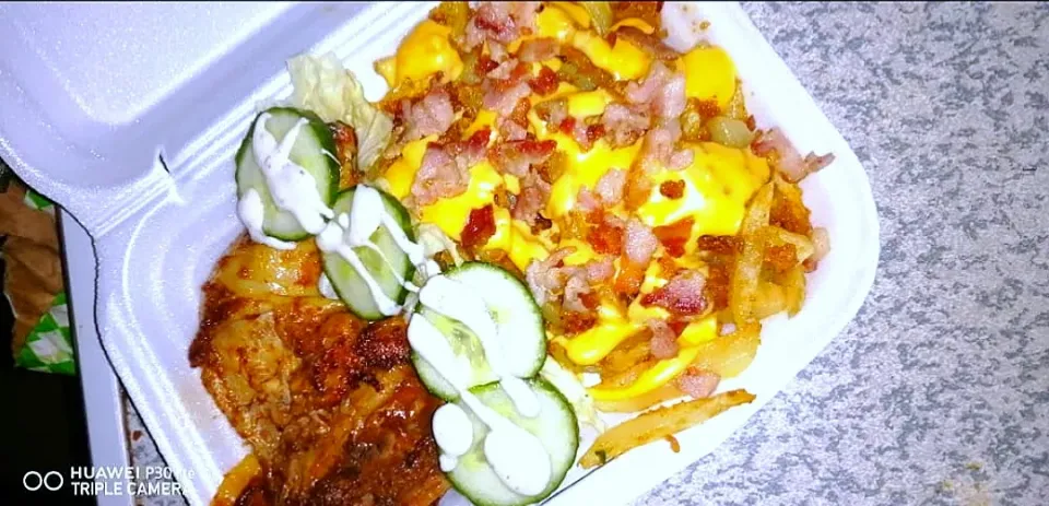 Chicken grilled wth salad, fries chips wth bacon and cheese|Nsike-leloerさん