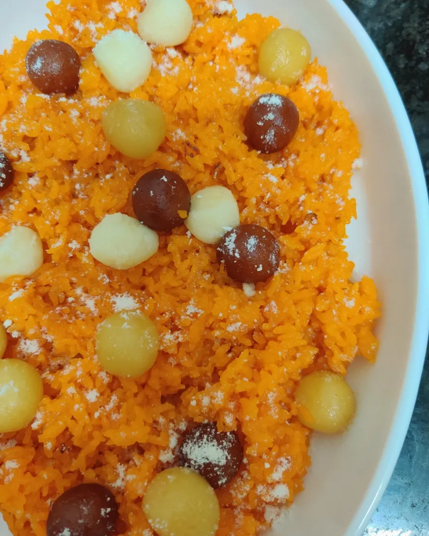 Jorda! 
Famous Bangladeshi dessert.
Make with polao chal,sugar,ghee,chinnamon,cardamom & decorate with mawa & baby sweets|BeeHive-Homebaked Yummiesさん