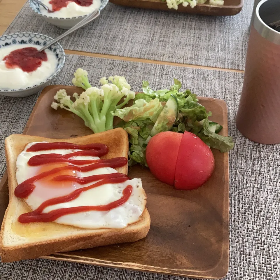 Snapdishの料理写真:目玉焼きトーストで朝食|ツインうさぎさん